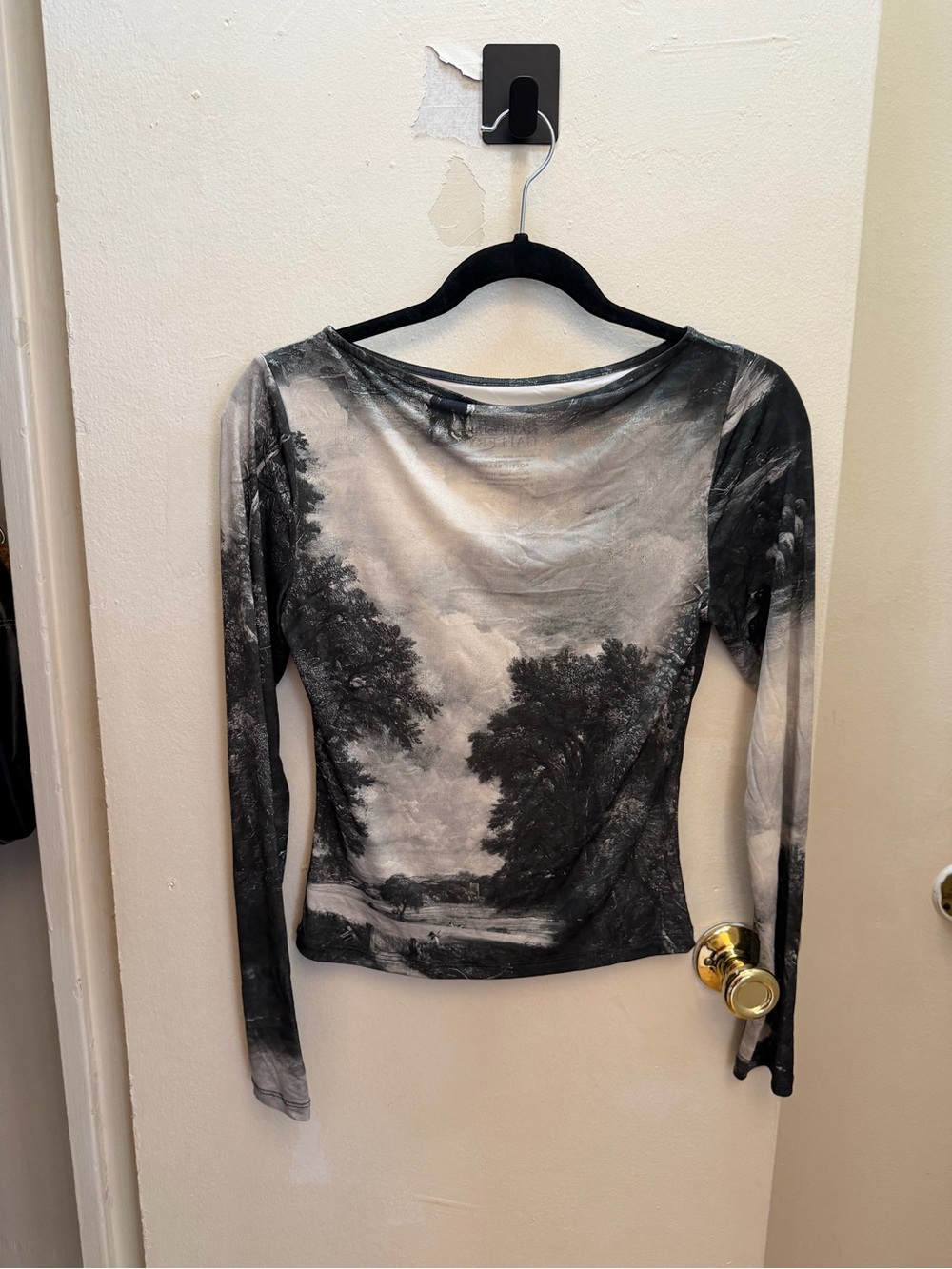 Long-Sleeve Scenic Print Top in Black and White
